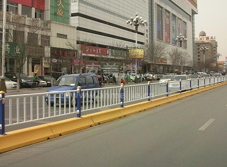 道路護欄對交通安全起著積極的作用